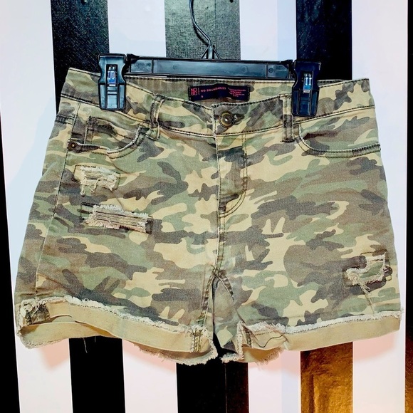 Y2K Era Camouflage Ladies Short Shorts Fits a Size 5/7 Distressed Grunge Emo - Picture 1 of 7